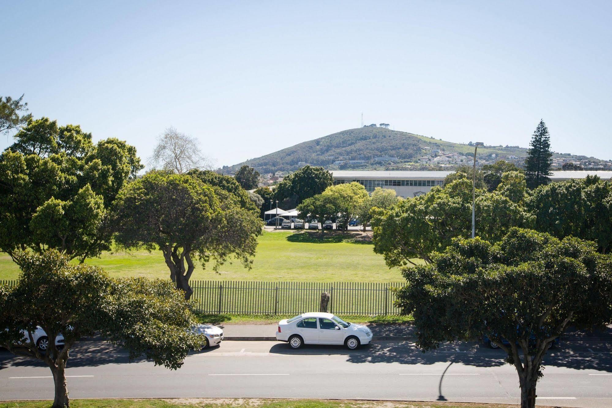 New National Hotel And Conference Parow Exterior photo